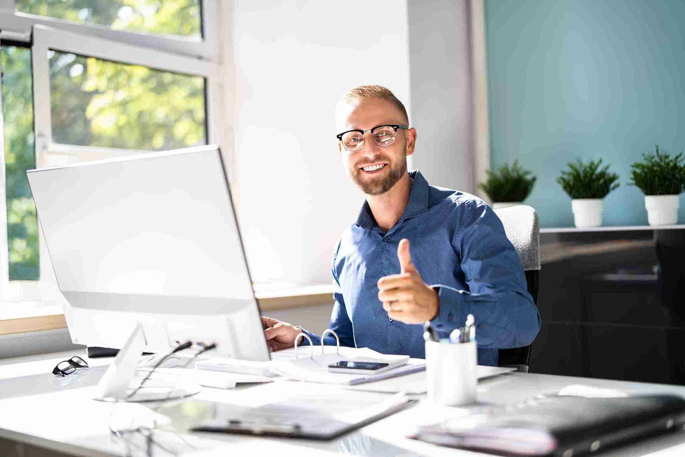 GOvericon GmbH: Mitarbeitende im Büro, die den administrativen Aufbau für die technischen Prüfdienstleistungen unterstützen.